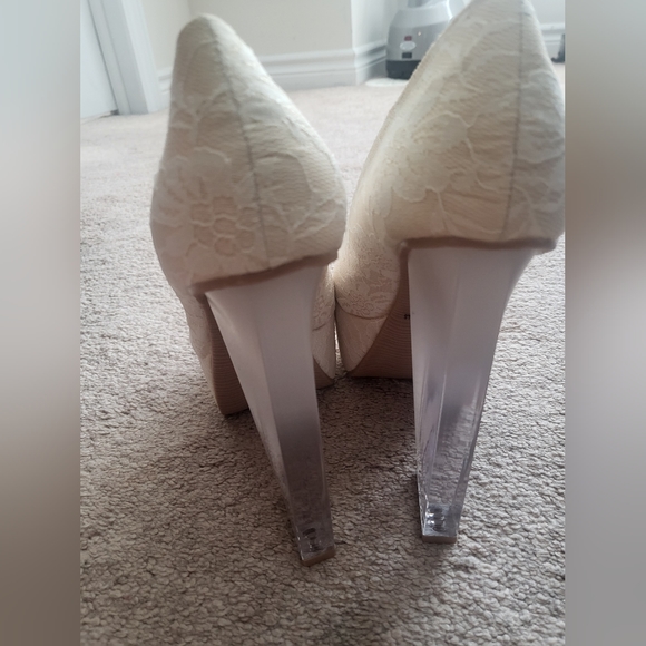 Beautiful shoes - Picture 2 of 3